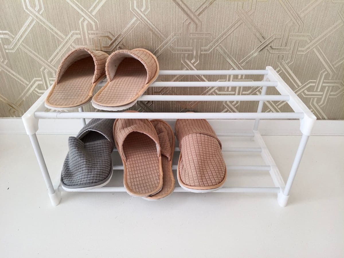 Posten 2 – 1 Stk. Schuhregal inkl. Pantoffeln