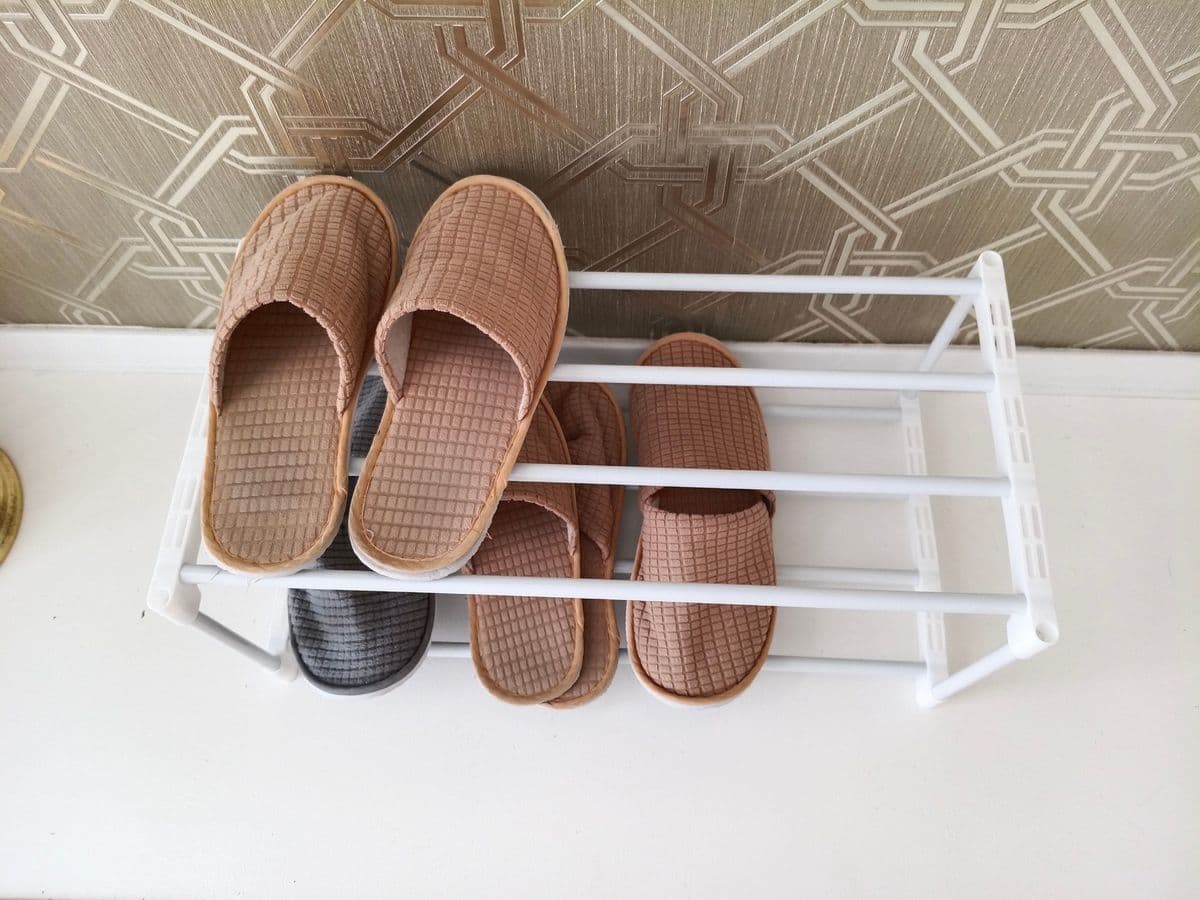 Posten 2 – 1 Stk. Schuhregal inkl. Pantoffeln