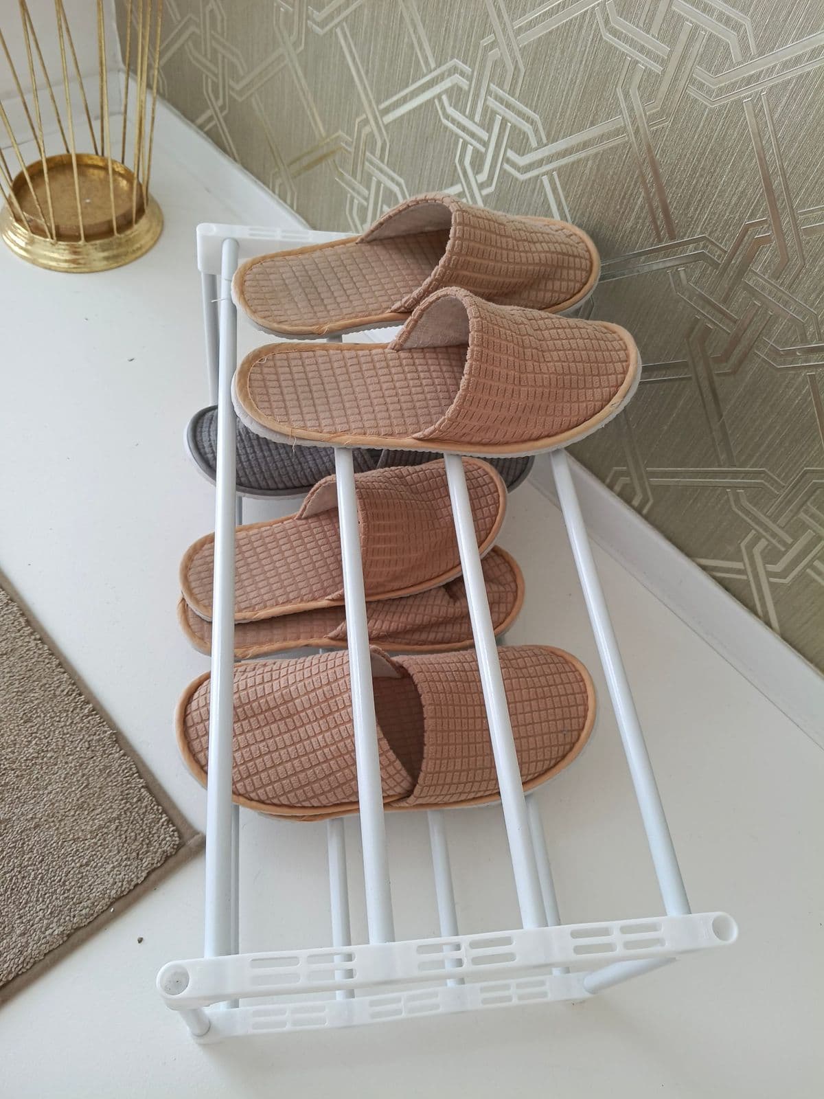 Posten 2 – 1 Stk. Schuhregal inkl. Pantoffeln