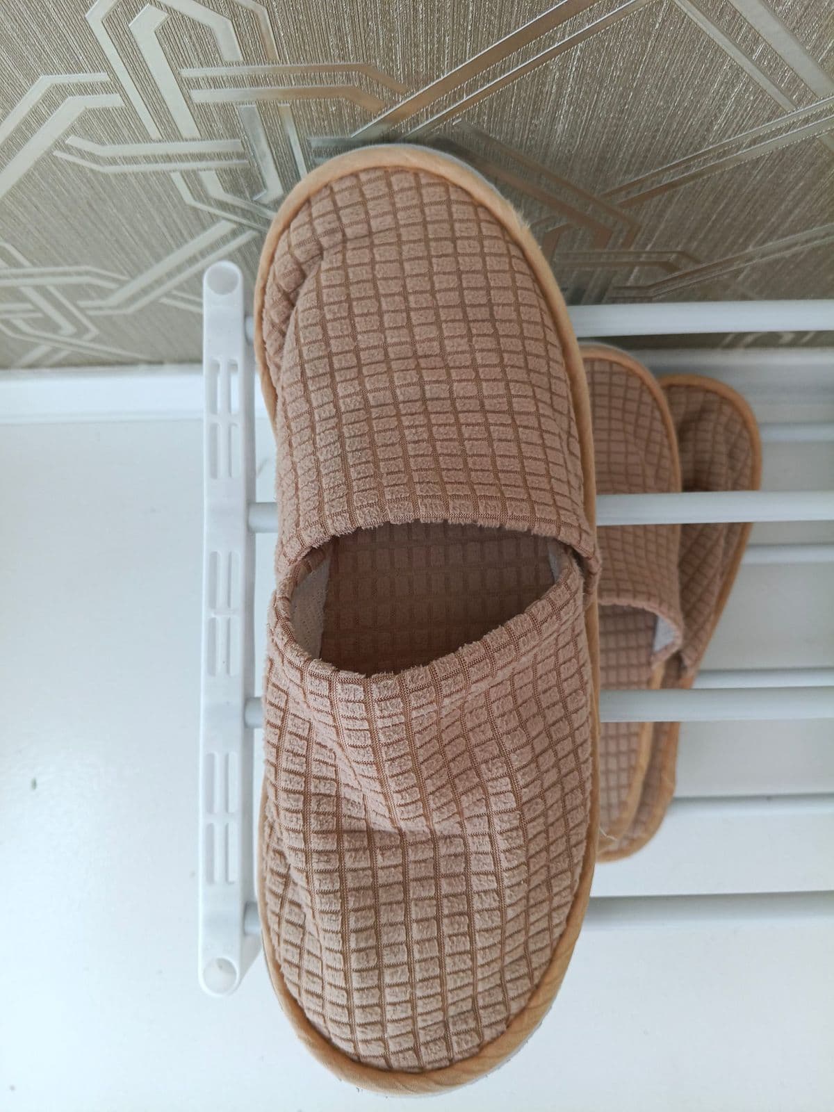 Posten 2 – 1 Stk. Schuhregal inkl. Pantoffeln