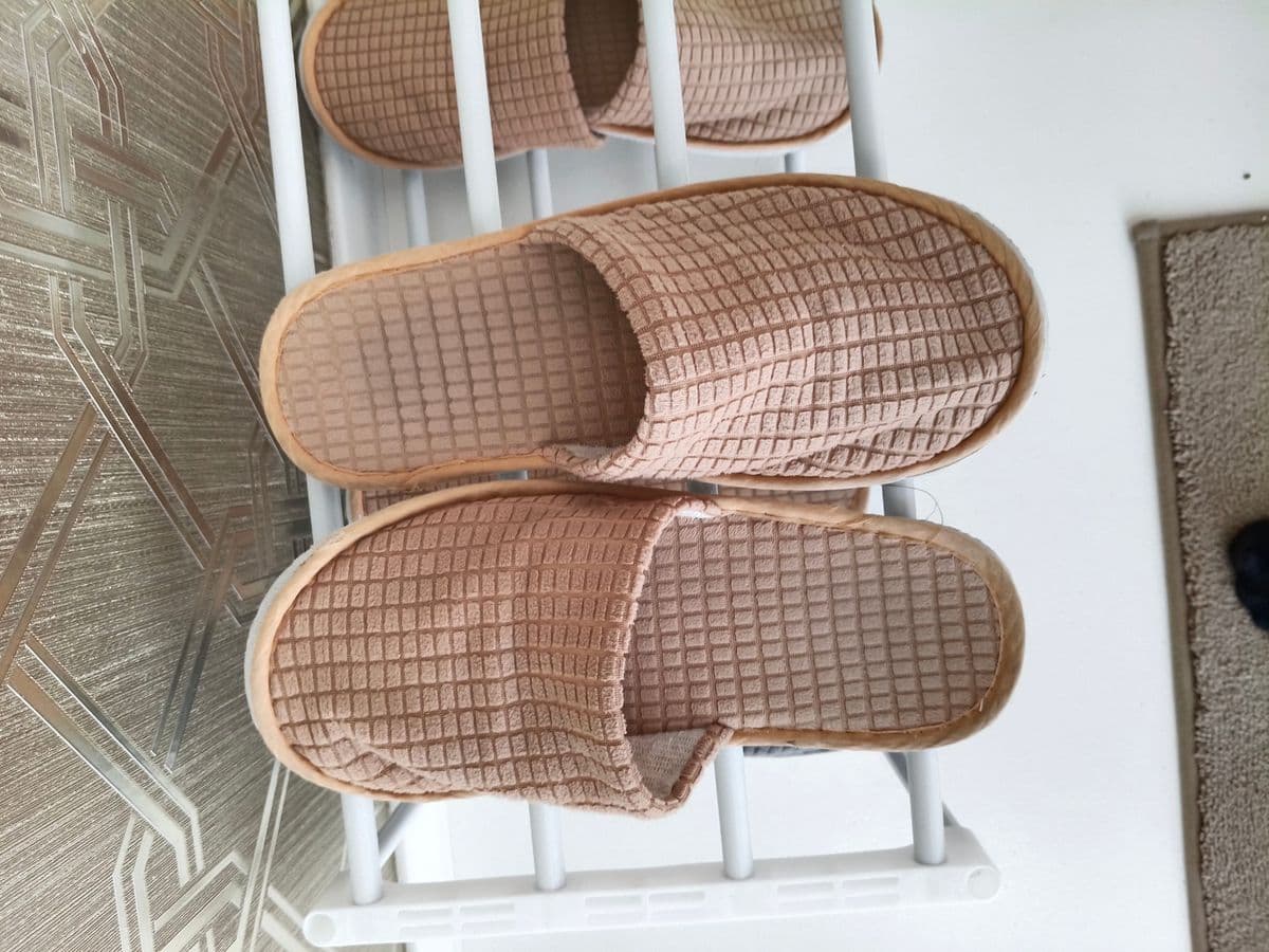 Posten 2 – 1 Stk. Schuhregal inkl. Pantoffeln