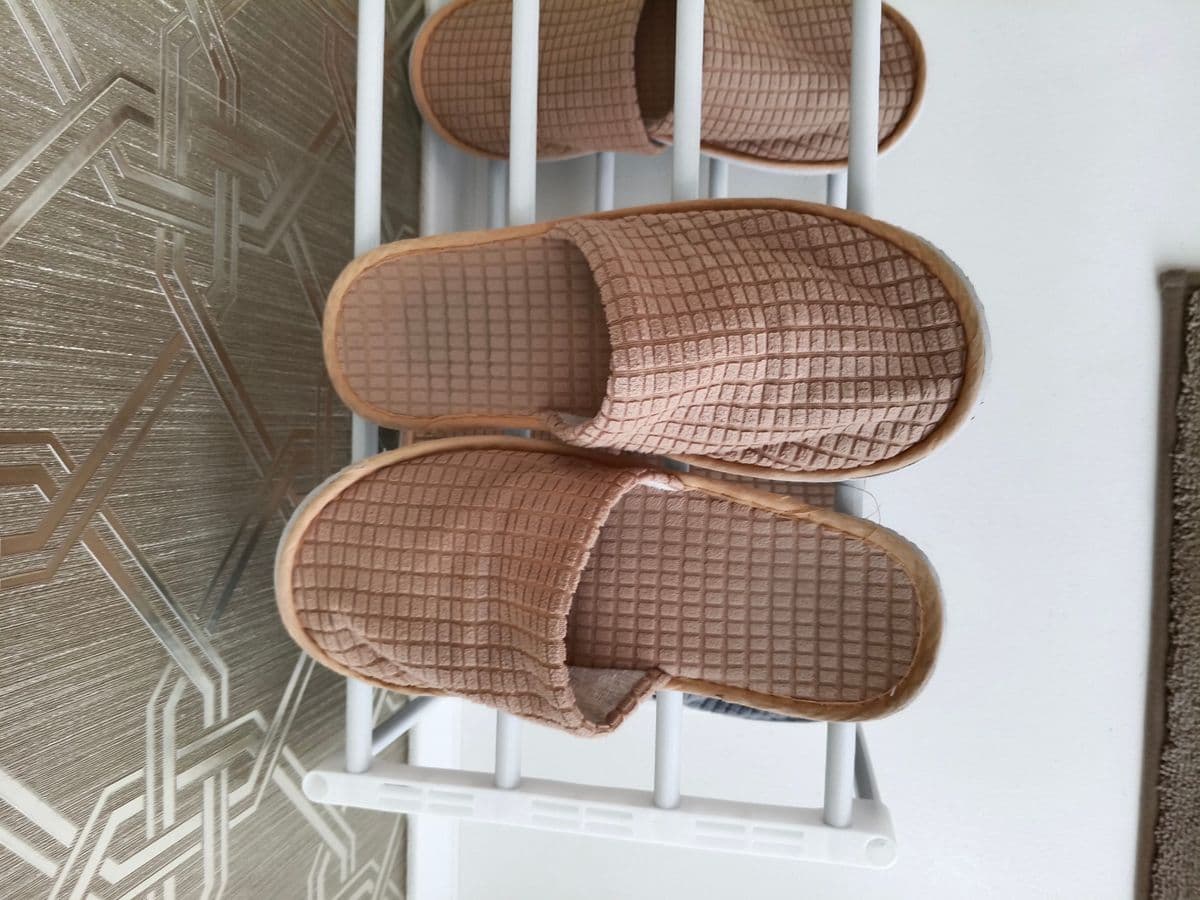 Posten 2 – 1 Stk. Schuhregal inkl. Pantoffeln