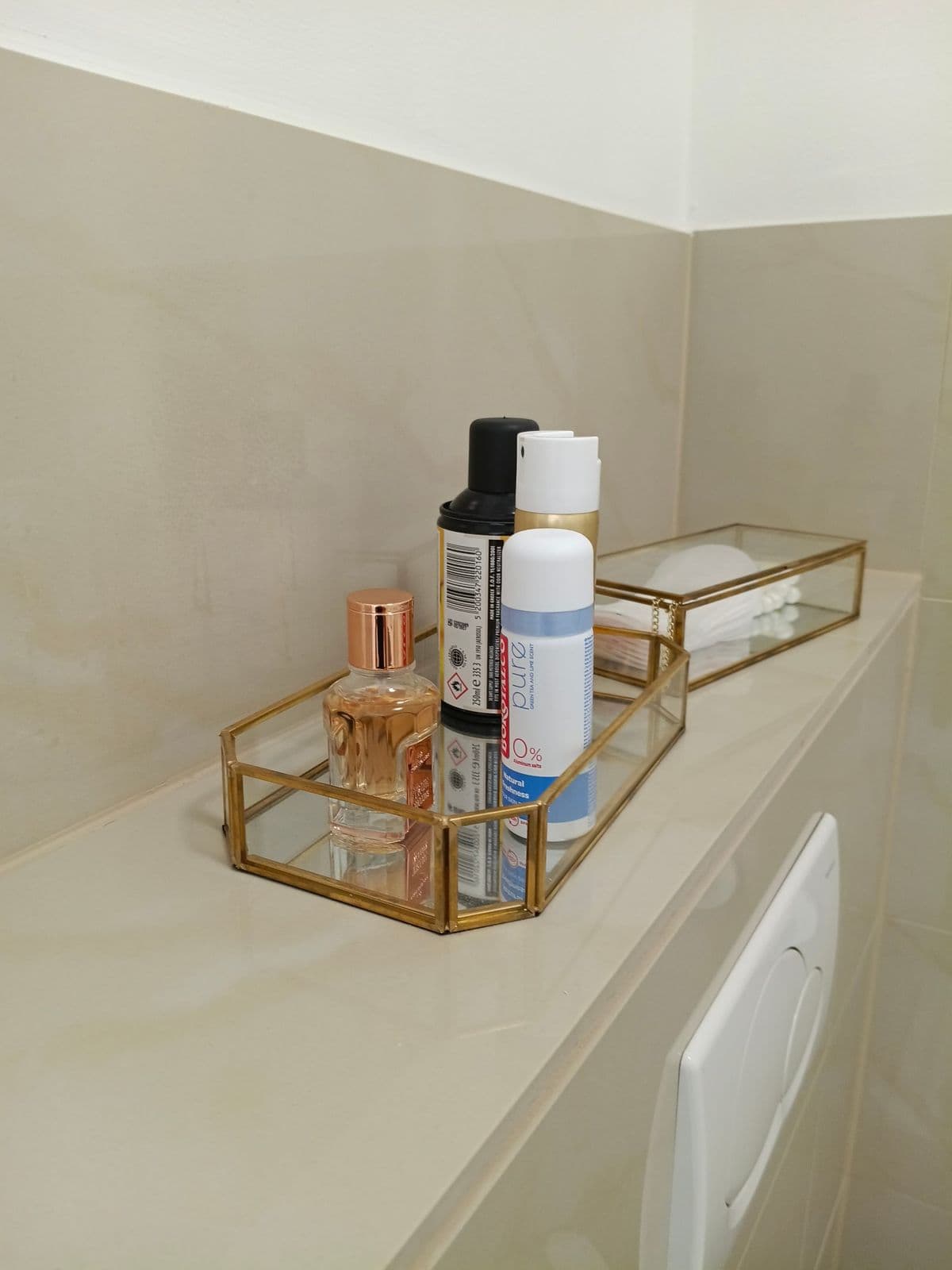 Posten 5 – 2 Stk. Deko-Tablett aus Glas inkl. Inhalt