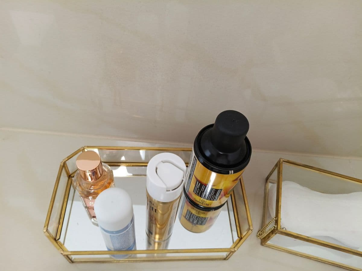 Posten 5 – 2 Stk. Deko-Tablett aus Glas inkl. Inhalt