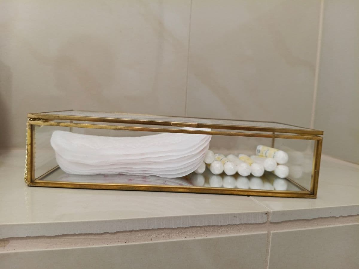 Posten 5 – 2 Stk. Deko-Tablett aus Glas inkl. Inhalt