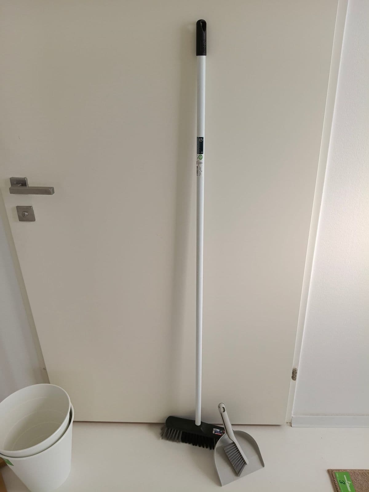 Posten 13 – Reinigunsset: Zimmerbesen und Kehrset