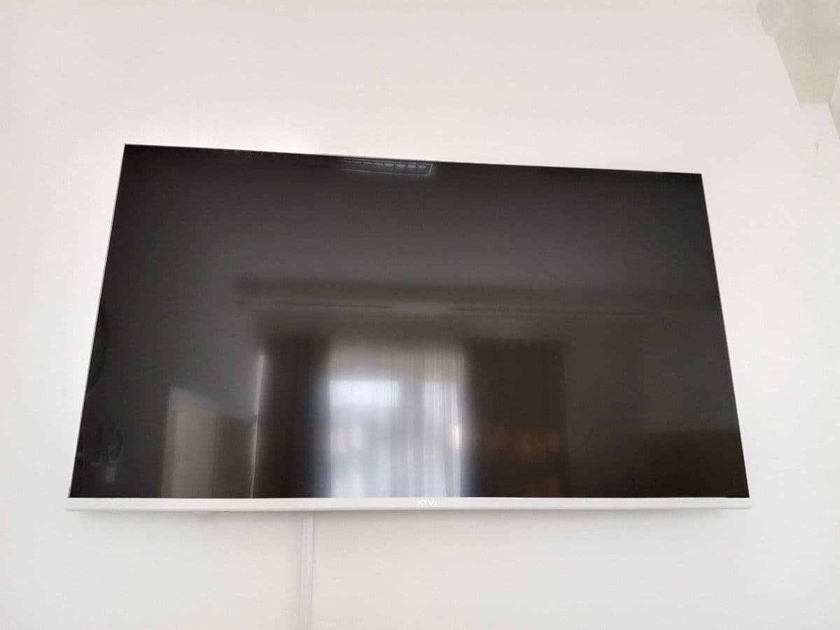 Posten 25 – 1 Stk. TV inkl. Halterung