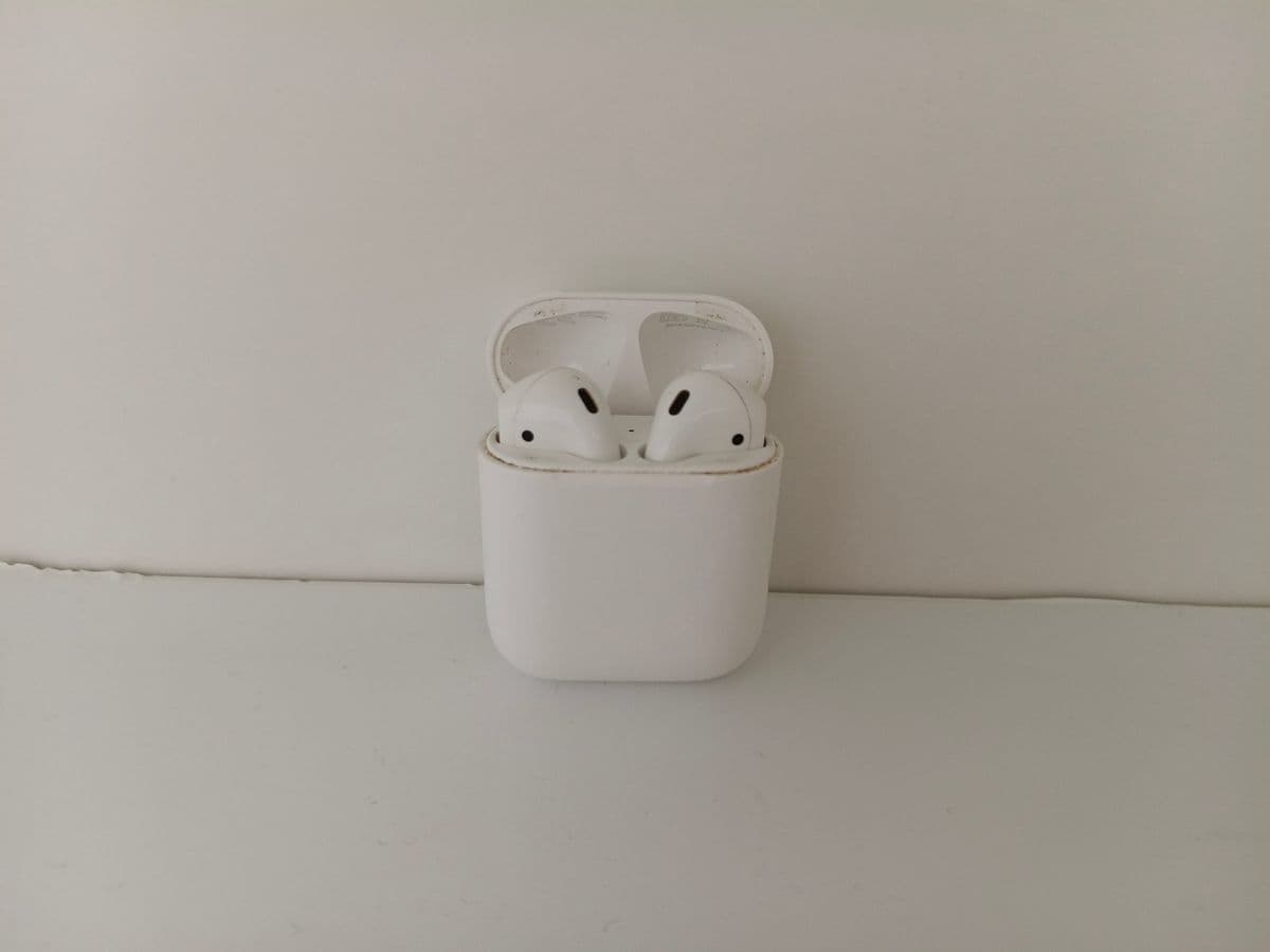 Posten 28 – 1 Stk. Apple AirPods inkl. Lade Case 1 Generation