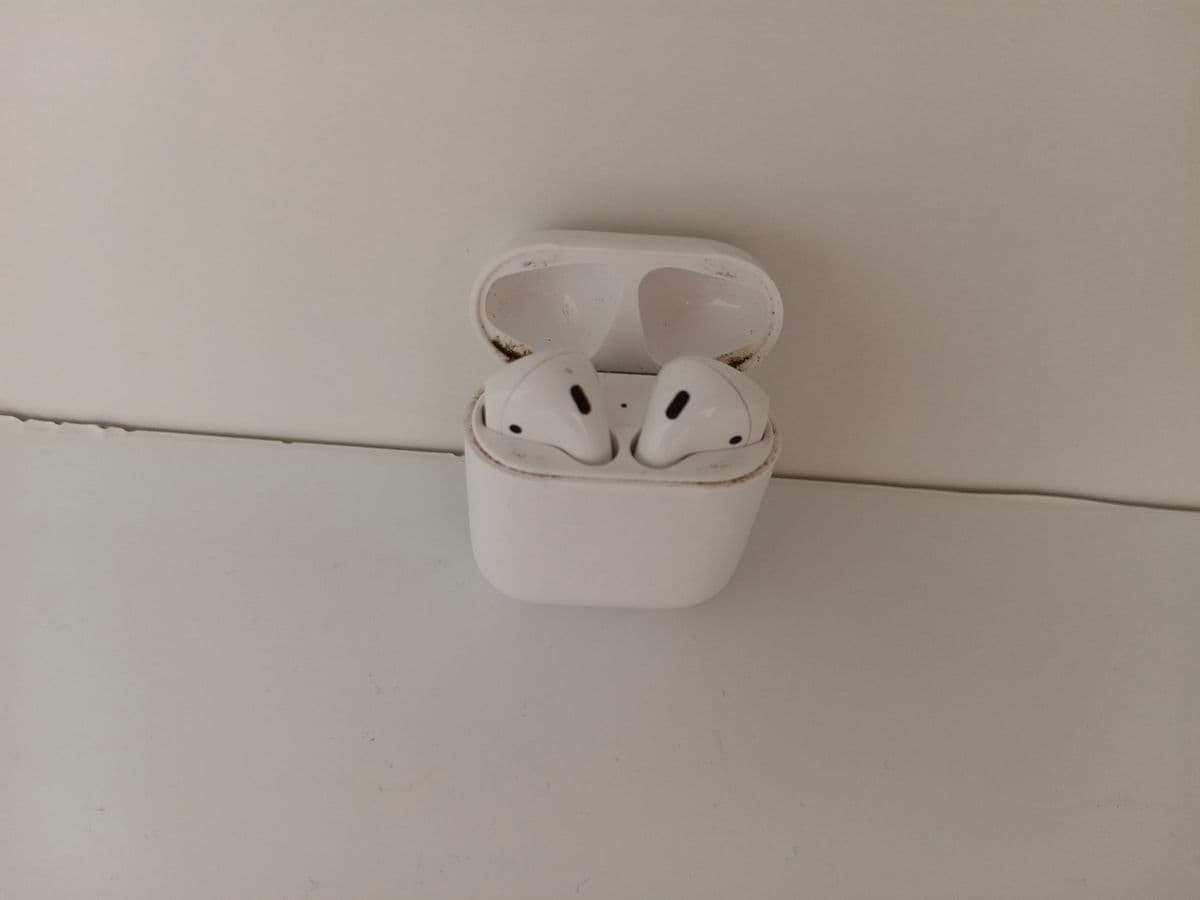 Posten 28 – 1 Stk. Apple AirPods inkl. Lade Case 1 Generation