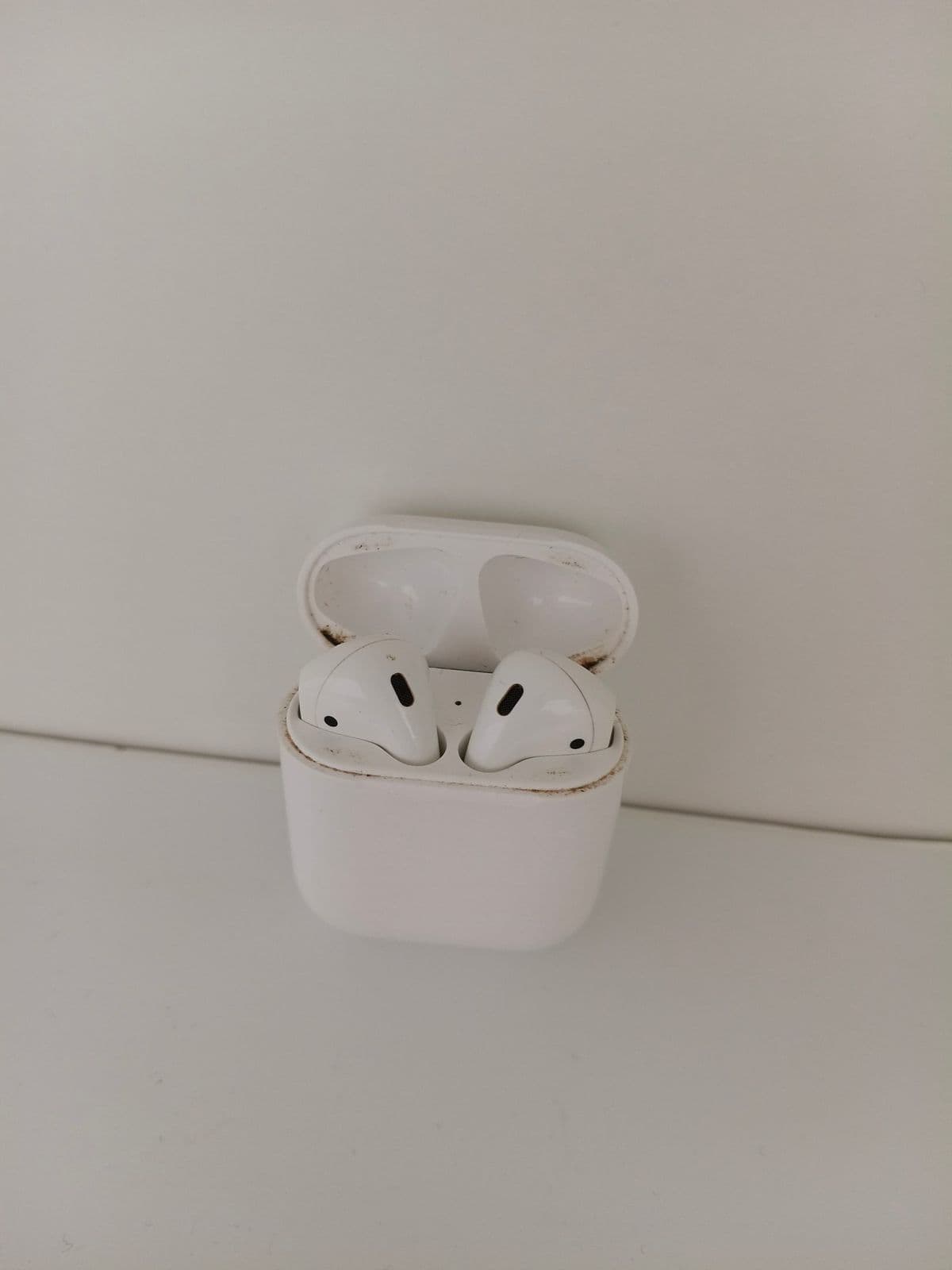 Posten 28 – 1 Stk. Apple AirPods inkl. Lade Case 1 Generation