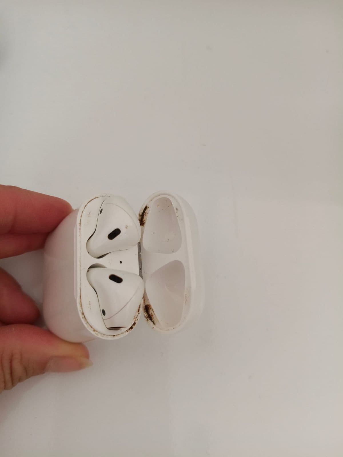 Posten 28 – 1 Stk. Apple AirPods inkl. Lade Case 1 Generation