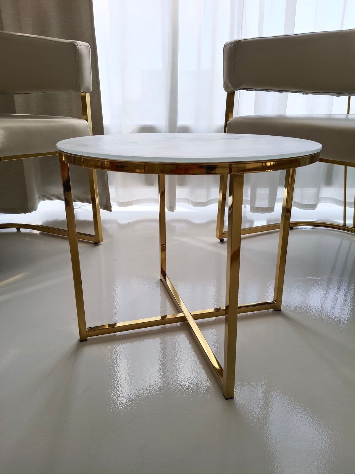 Posten 33 – Sitzgruppe bestehend aus 4 Stk. Sessel und 1 Stk. Beistelltisch