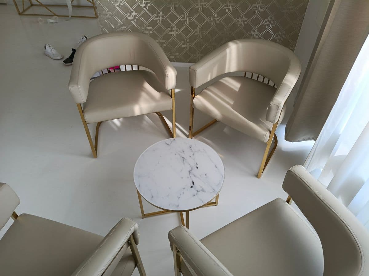 Posten 33 – Sitzgruppe bestehend aus 4 Stk. Sessel und 1 Stk. Beistelltisch