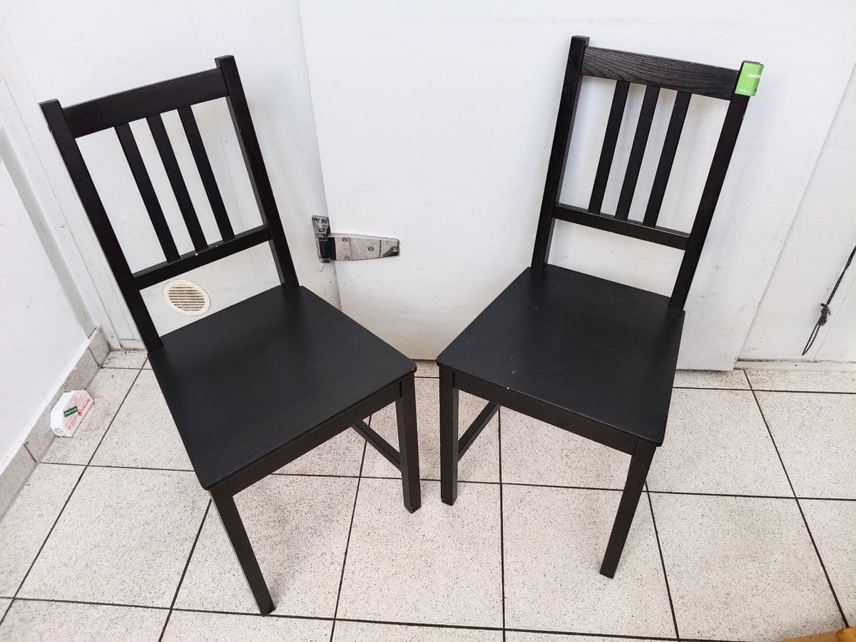 Posten 3 – 2 Stk. Holzstühle