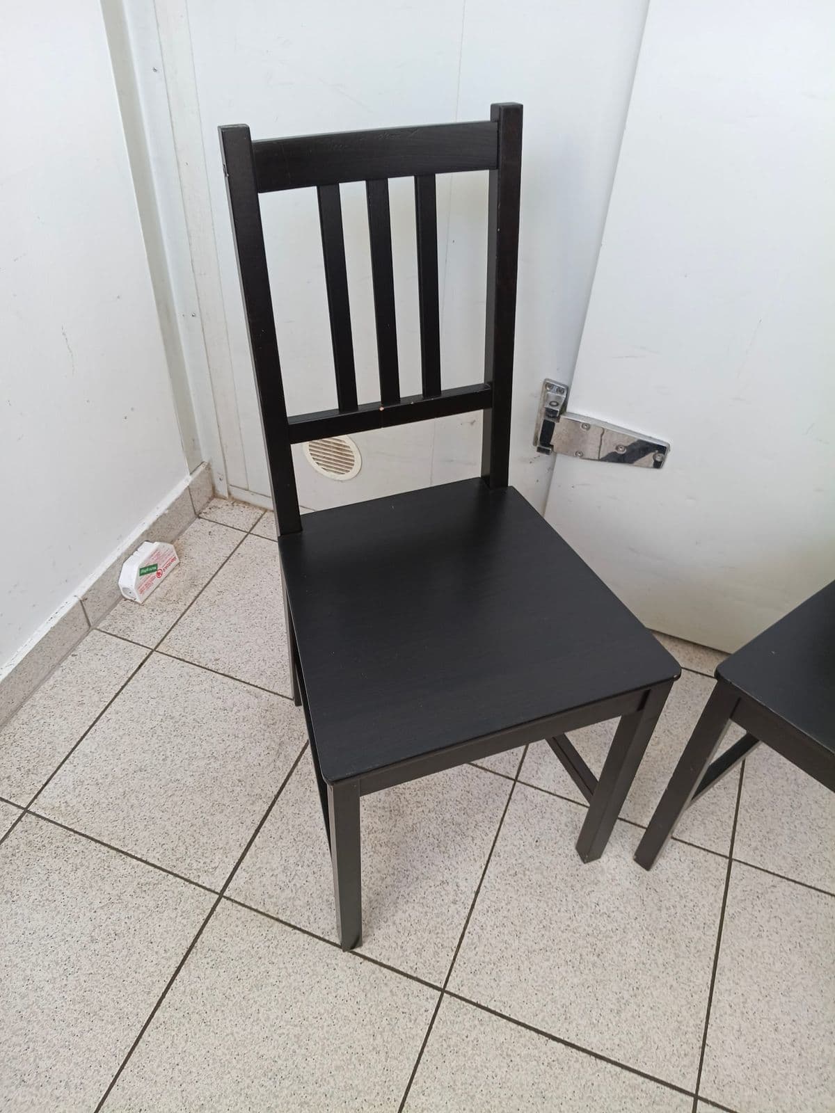 Posten 3 – 2 Stk. Holzstühle