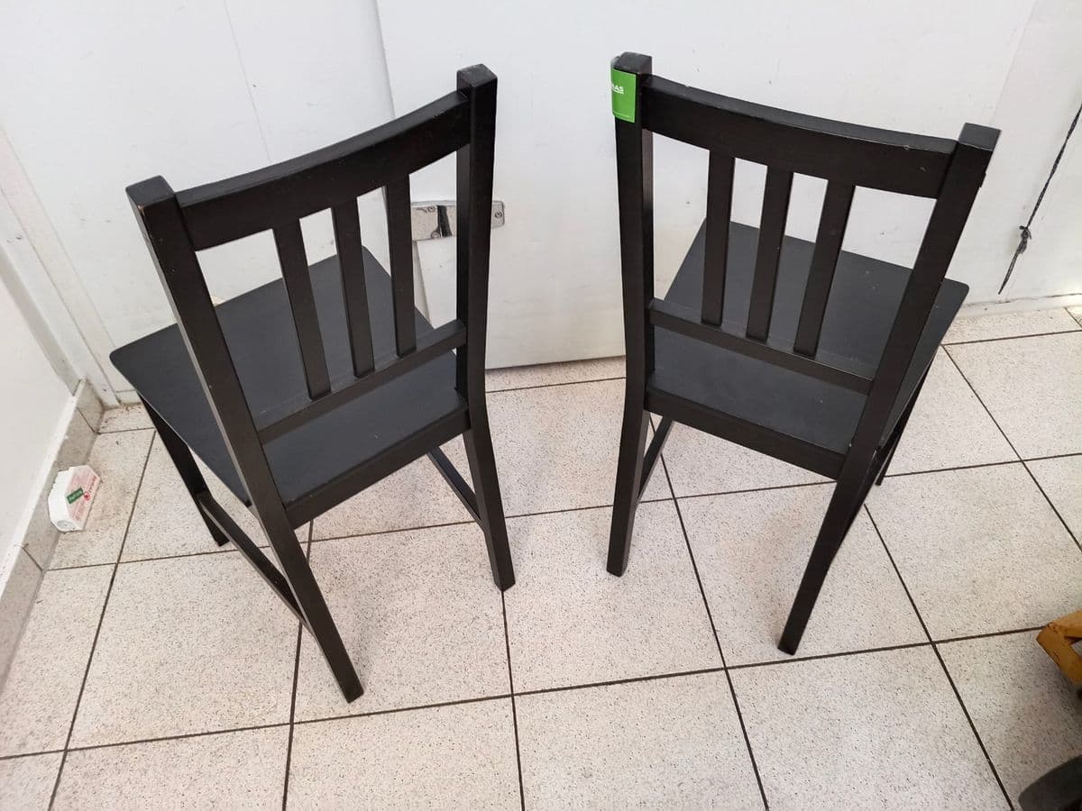 Posten 3 – 2 Stk. Holzstühle