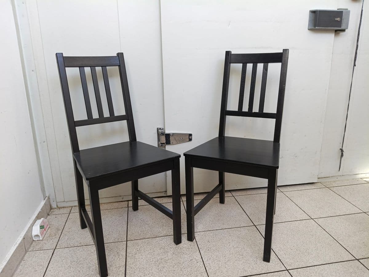 Posten 4 – 2 Stk. Holzstühle