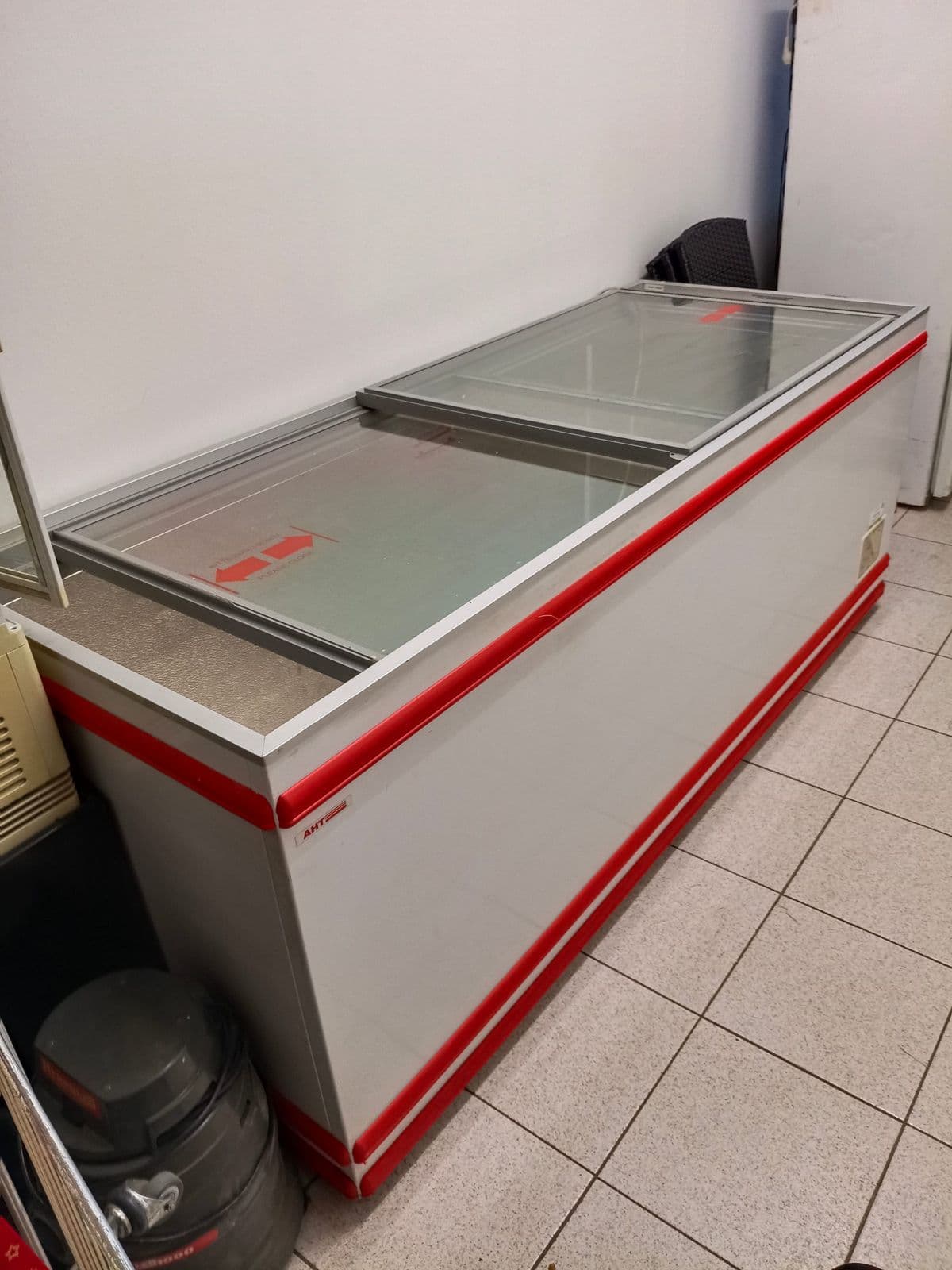 Posten 6 – AHT Gewerbe-Tiefkühltruhe