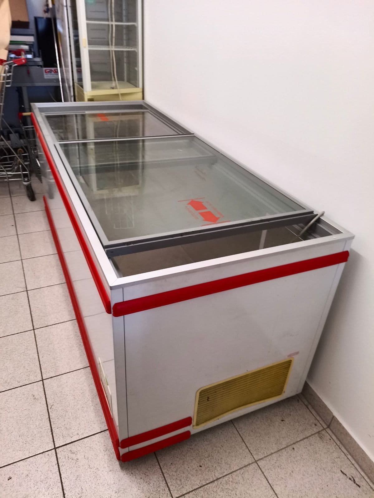 Posten 6 – AHT Gewerbe-Tiefkühltruhe