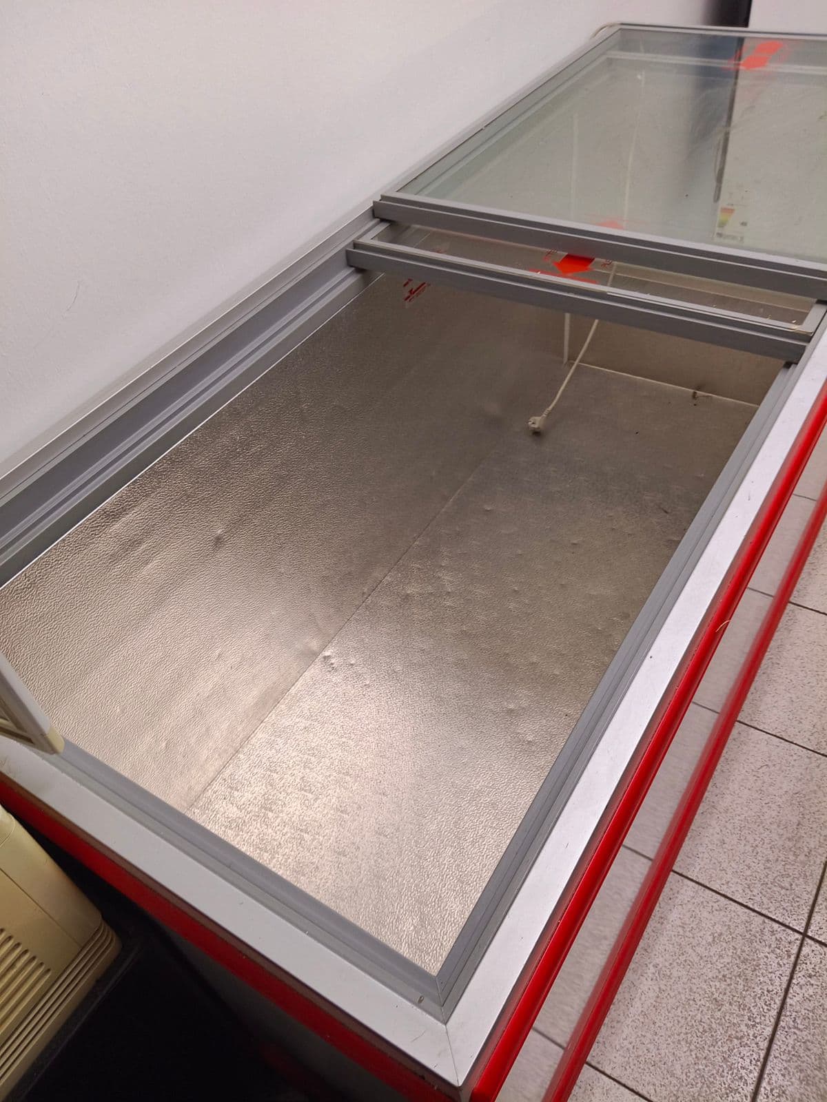 Posten 6 – AHT Gewerbe-Tiefkühltruhe