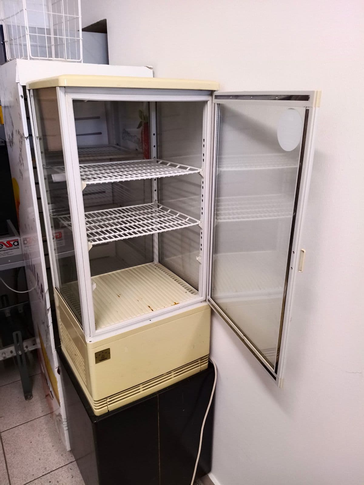 Posten 7 – Gastro-Kuchenvitrine