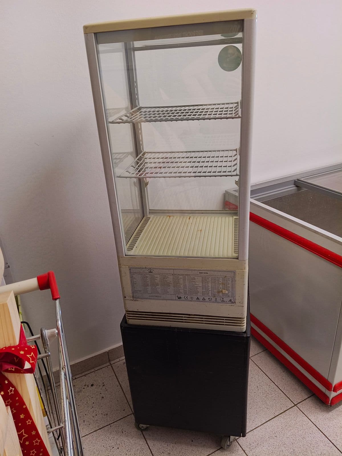 Posten 7 – Gastro-Kuchenvitrine
