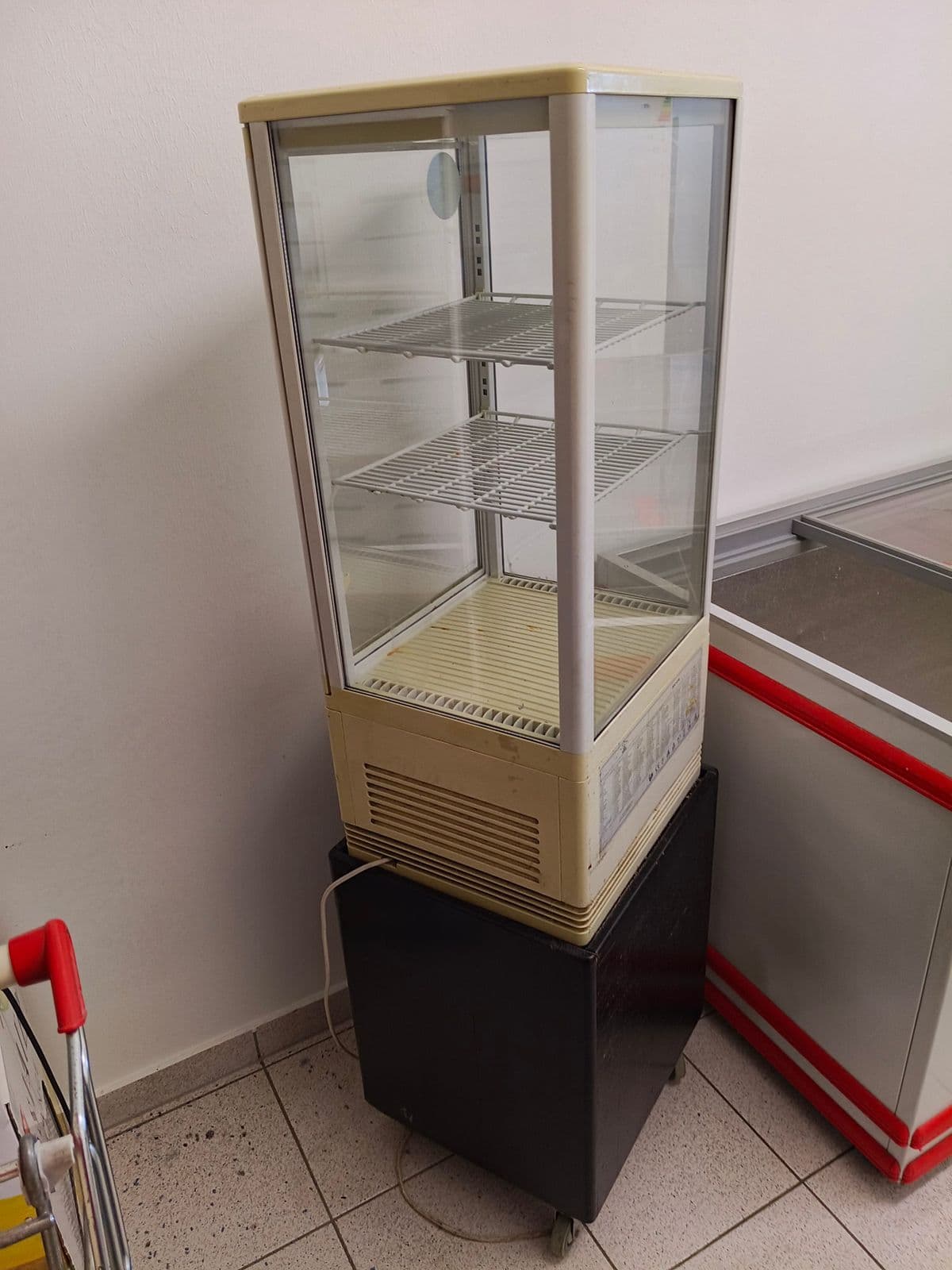 Posten 7 – Gastro-Kuchenvitrine