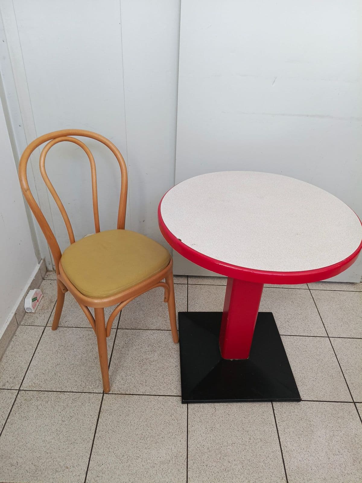 Posten 8 – Bistro-Sitzgruppe (1 Stk. Sessel und 1 Stk. Tisch)