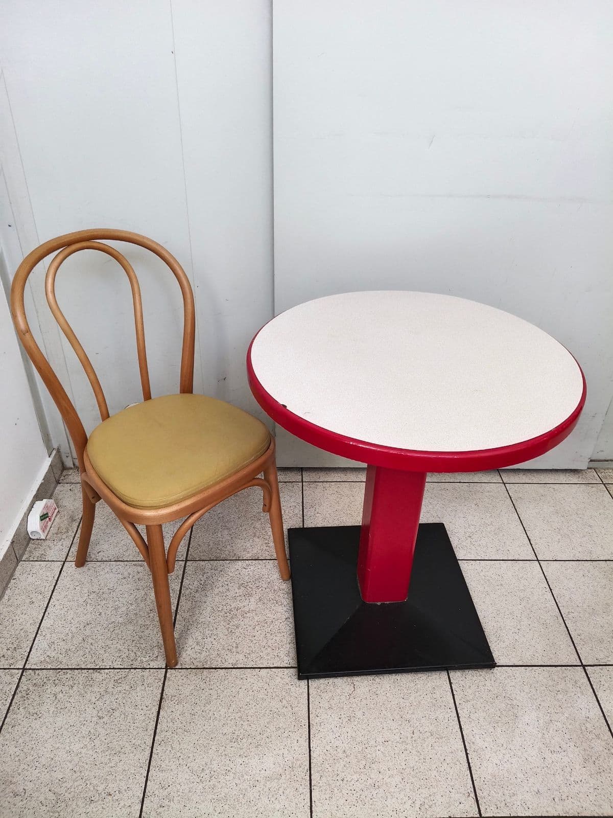 Posten 8 – Bistro-Sitzgruppe (1 Stk. Sessel und 1 Stk. Tisch)