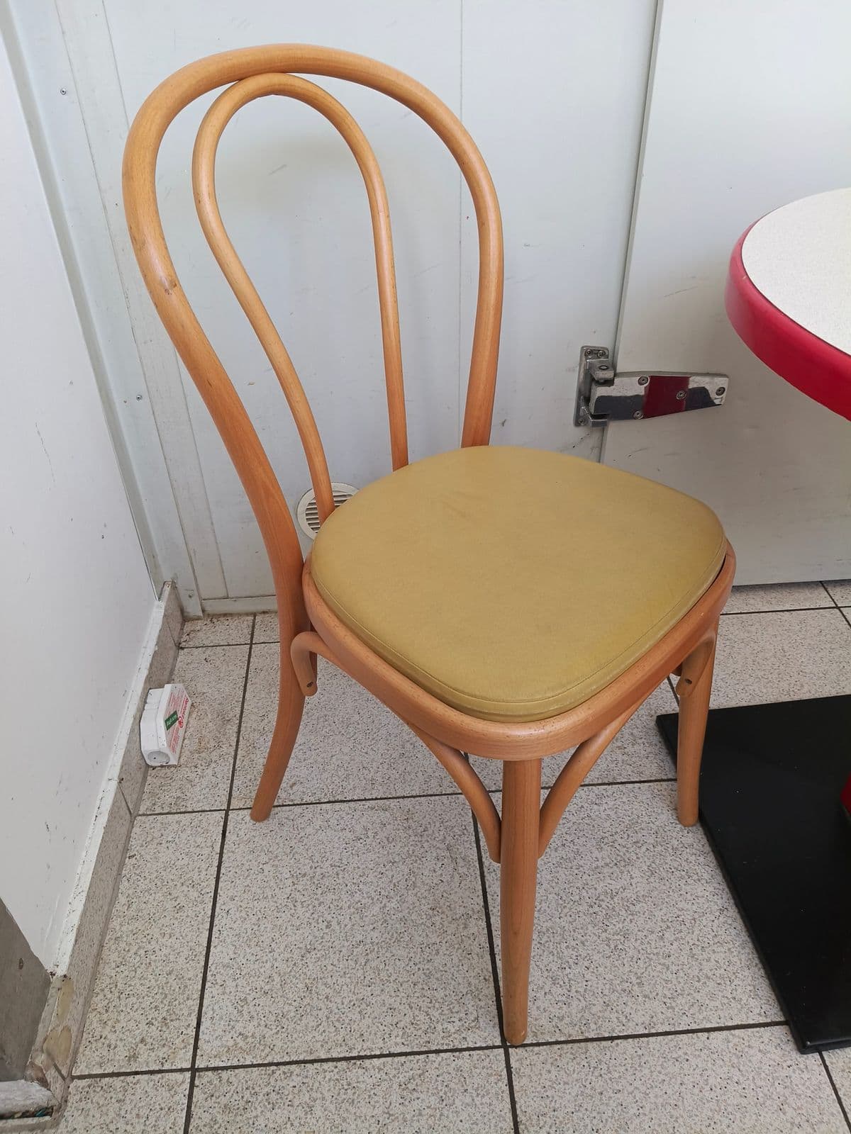 Posten 8 – Bistro-Sitzgruppe (1 Stk. Sessel und 1 Stk. Tisch)