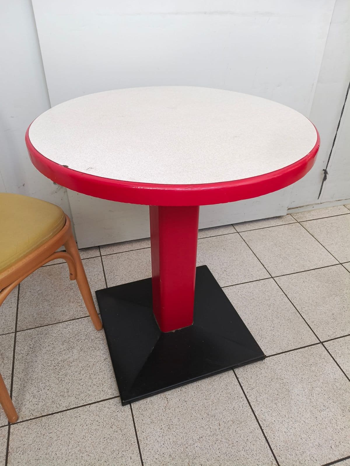 Posten 8 – Bistro-Sitzgruppe (1 Stk. Sessel und 1 Stk. Tisch)