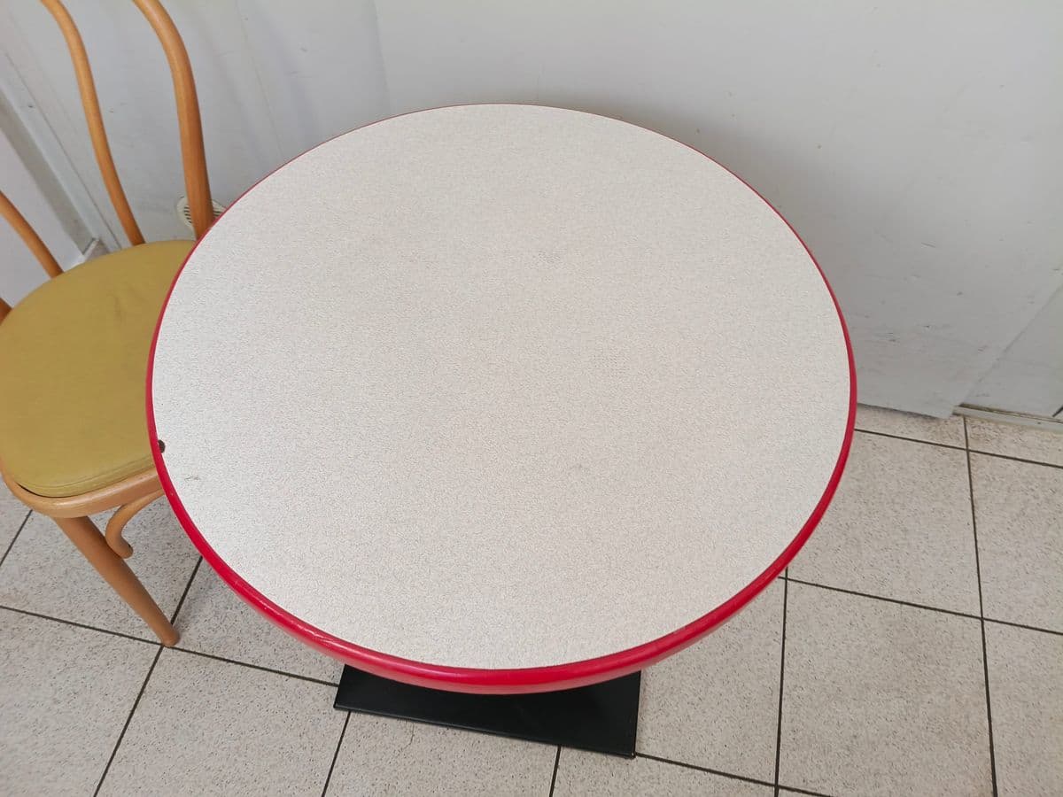 Posten 8 – Bistro-Sitzgruppe (1 Stk. Sessel und 1 Stk. Tisch)