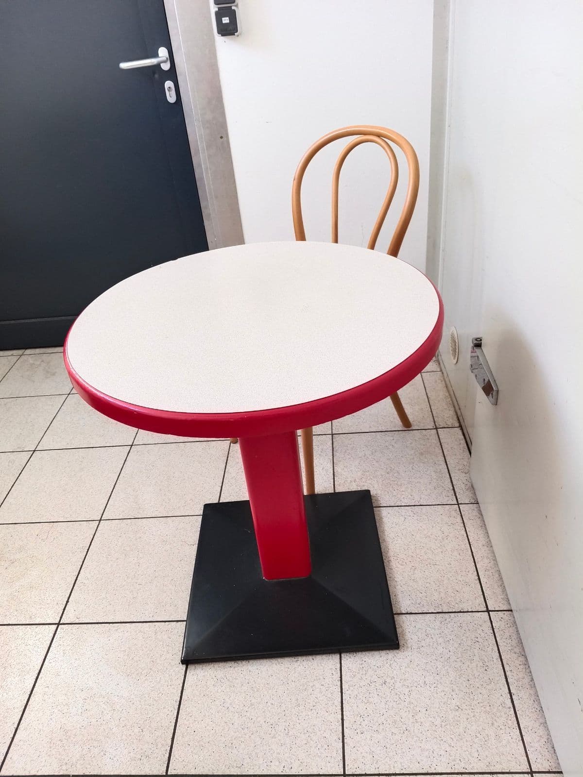 Posten 8 – Bistro-Sitzgruppe (1 Stk. Sessel und 1 Stk. Tisch)