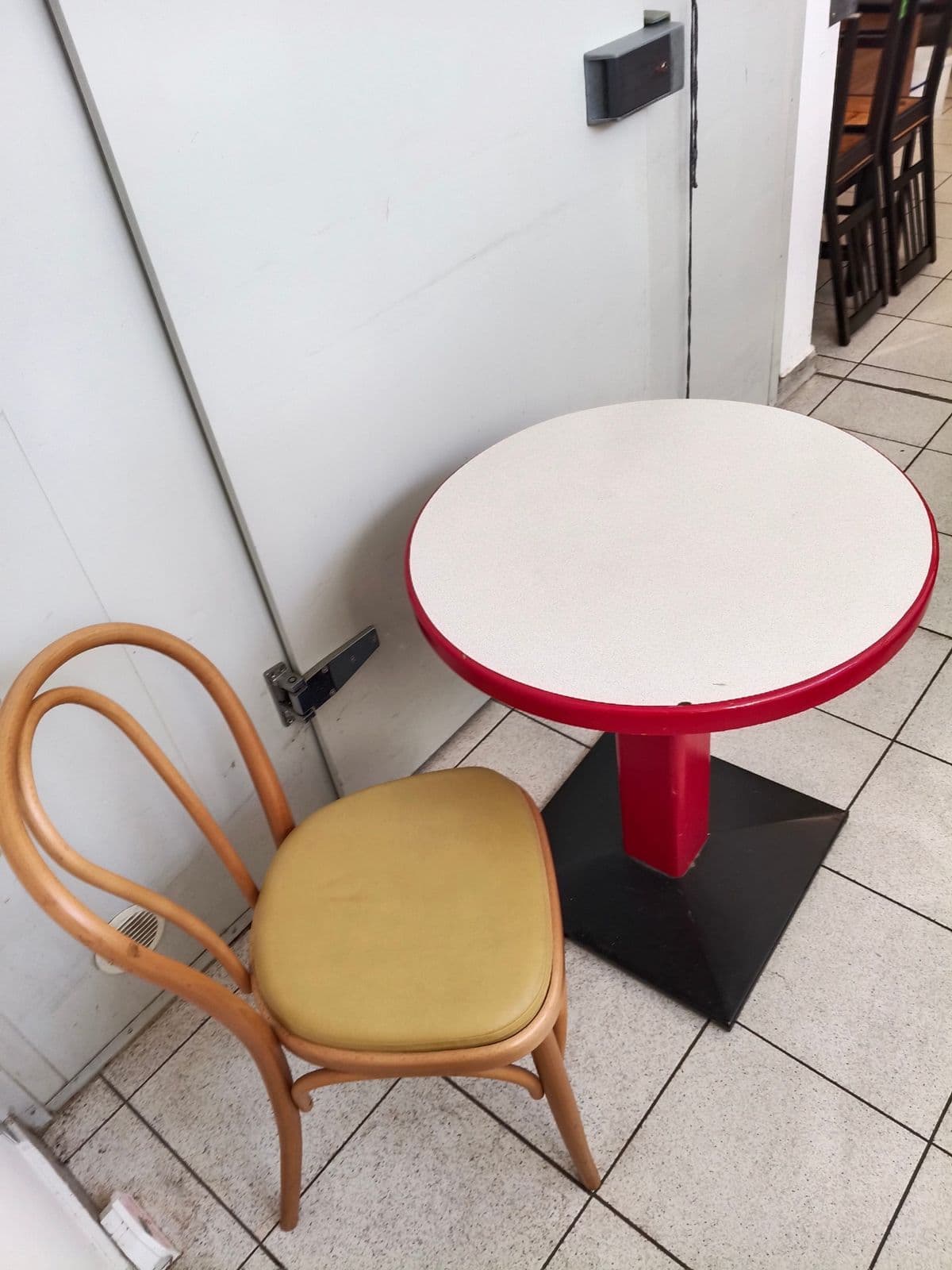 Posten 8 – Bistro-Sitzgruppe (1 Stk. Sessel und 1 Stk. Tisch)