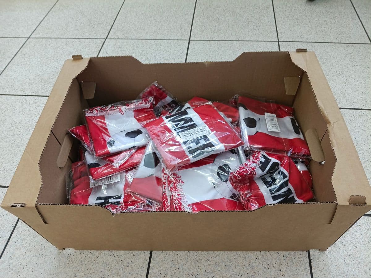 Posten 17 – 1 Karton mit Fan Schals