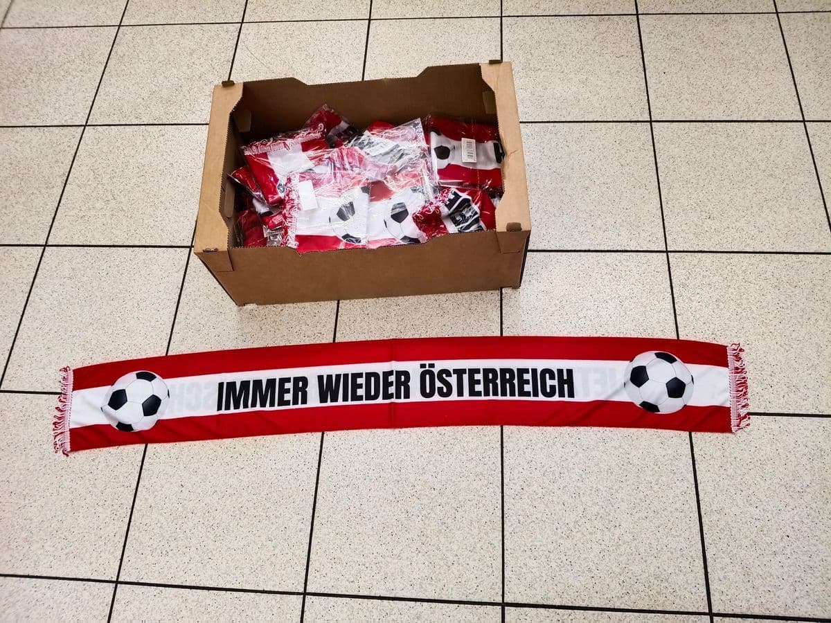 Posten 17 – 1 Karton mit Fan Schals