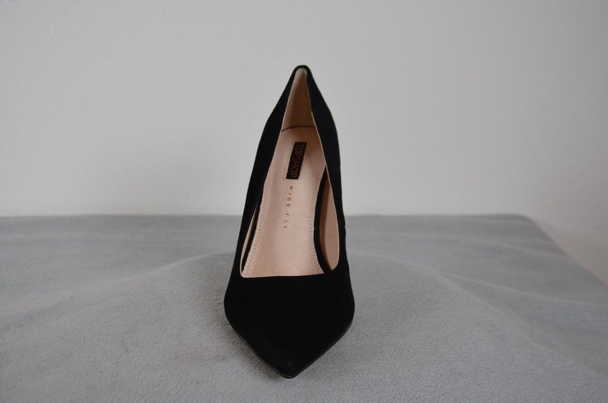 Klassische spitze Damen-Pumps in Schwarz