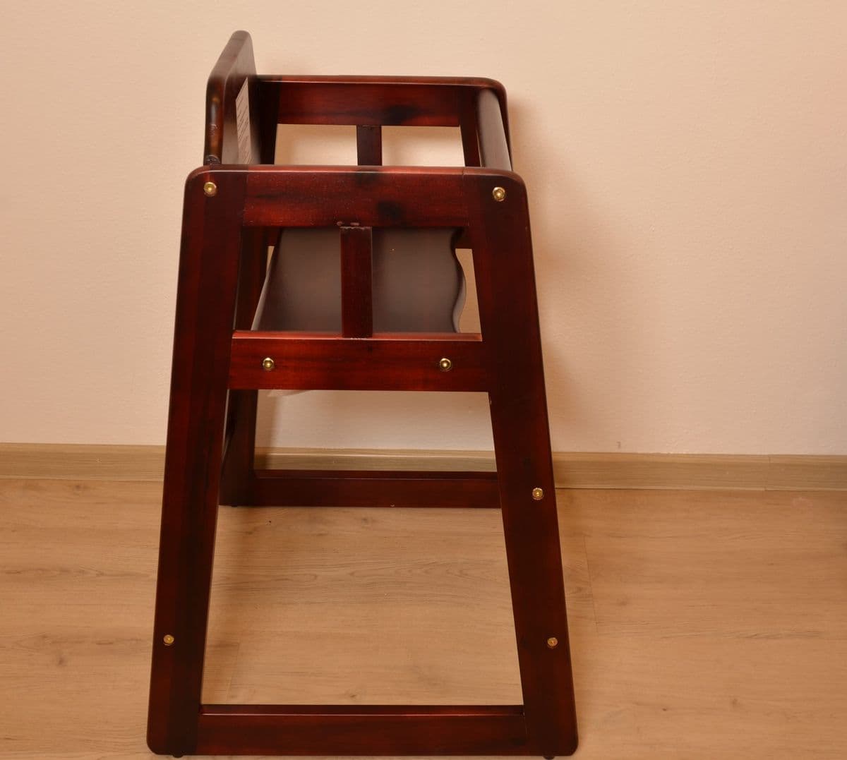 Klassischer Kinderhochstuhl aus Holz
