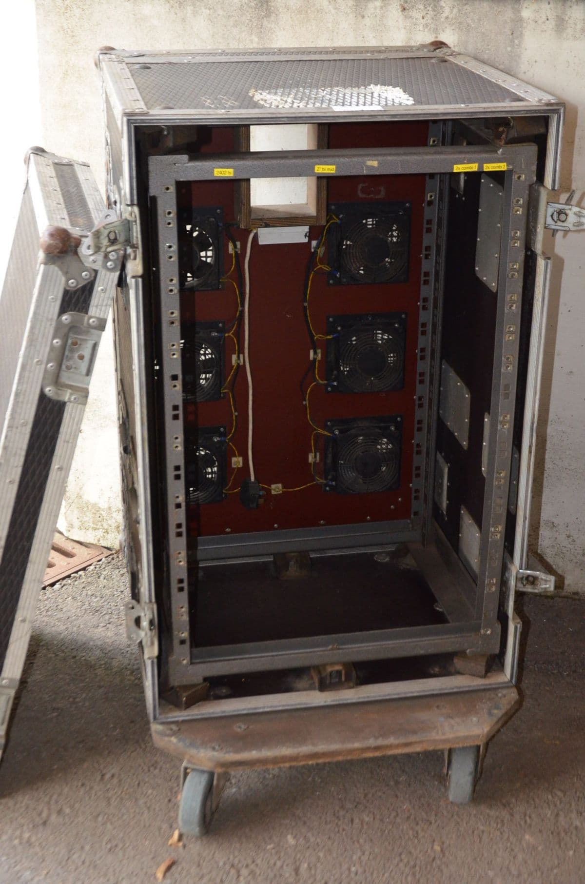 Professionelles Flightcase / Tour-Case (Rack- / Spezial-Case auf Rollen) – Bild 2