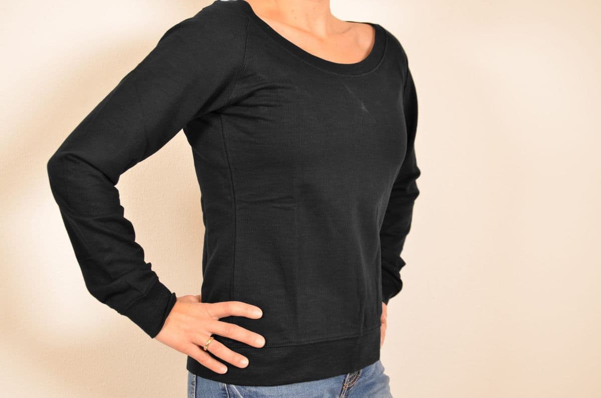 Klassisches Damen-Sweatshirt / Longsleeve in Schwarz – Bild 2