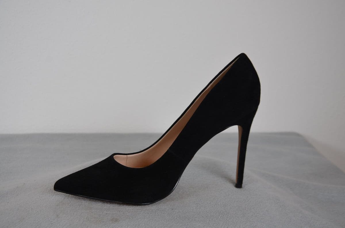 Klassische spitze Damen-Pumps in Schwarz – Bild 4