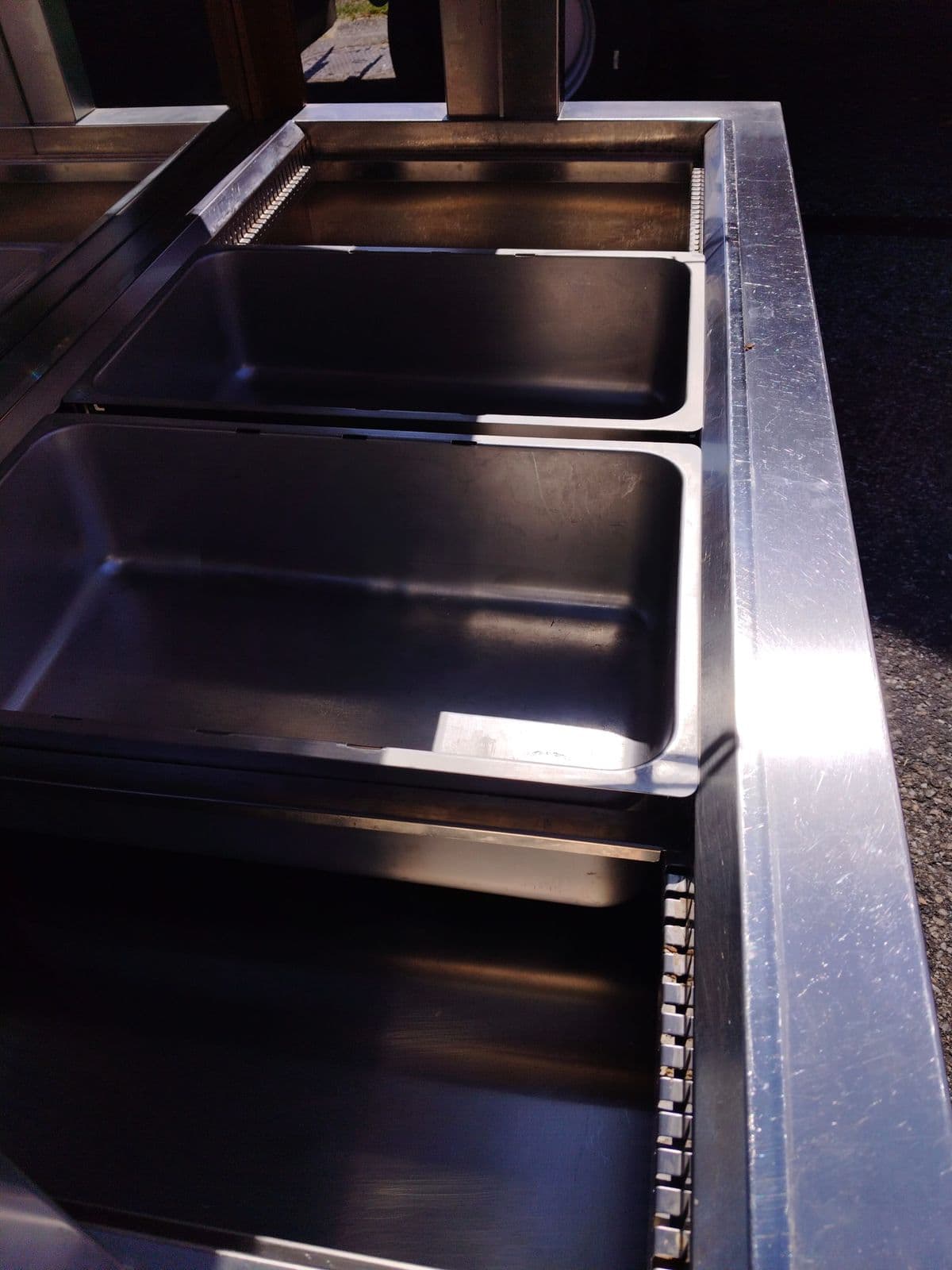 Enofrigo Profi-Kühlbuffet / Salatbar – Fahrbare Buffet-Insel mit Hustenschutz – Bild 2