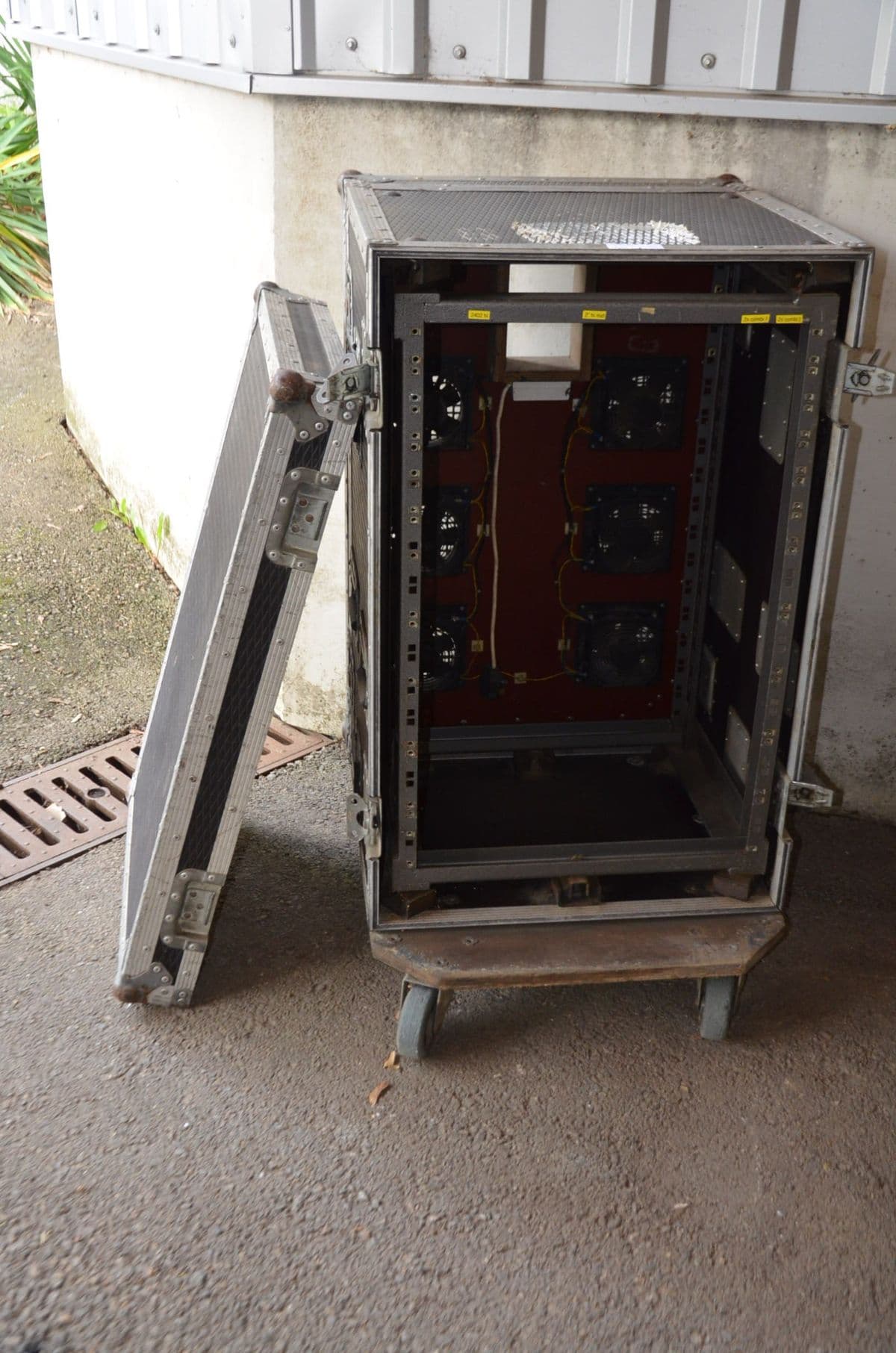 Professionelles Flightcase / Tour-Case (Rack- / Spezial-Case auf Rollen) – Bild 2