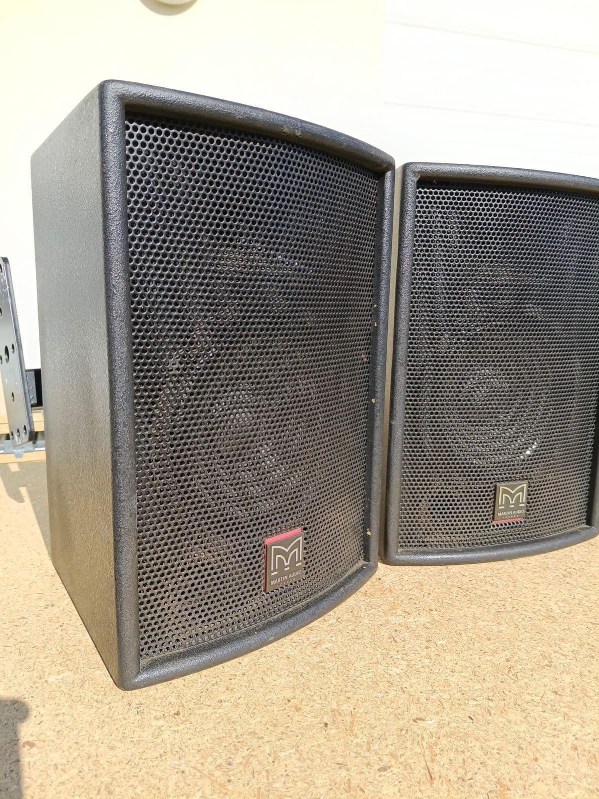 2 Stk. Martin Audio London EM Series Kompakt-Lautsprecher (inkl. Wandhalterungen) – Bild 2