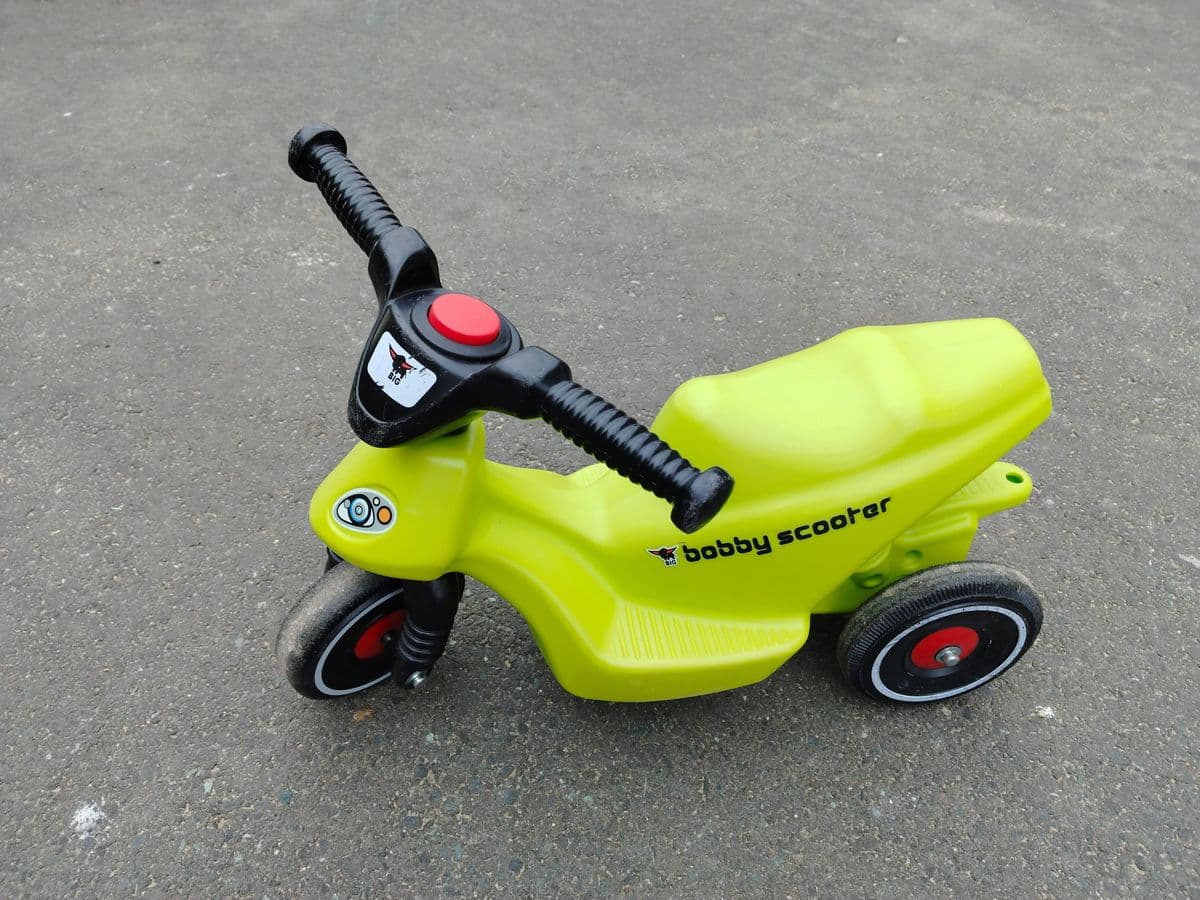 BIG Bobby Scooter / Kinder-Rutsch-Motorrad in Neongrün