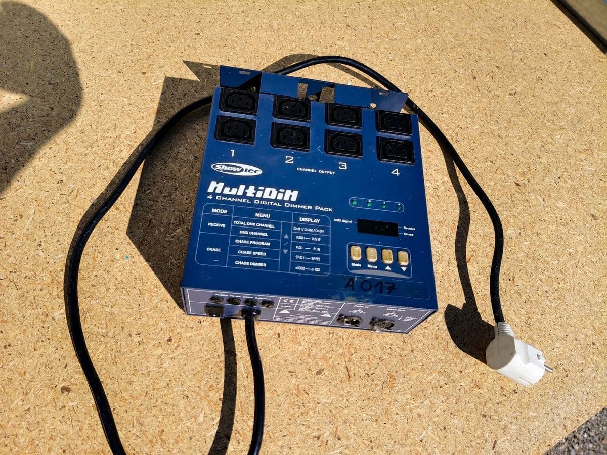 Showtec MultiDim 4-Kanal Digital Dimmer Pack / Switch Pack