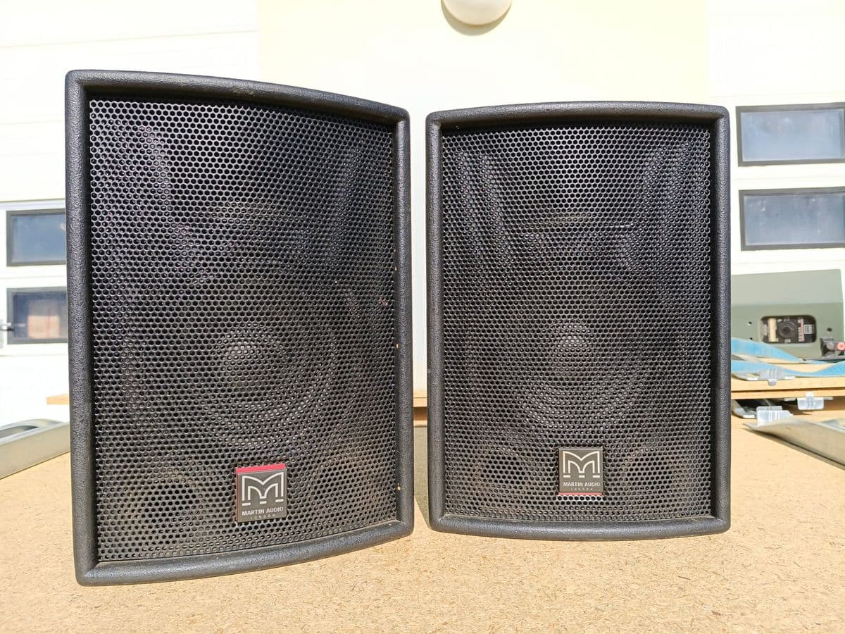 2 Stk. Martin Audio London EM Series Kompakt-Lautsprecher (inkl. Wandhalterungen)